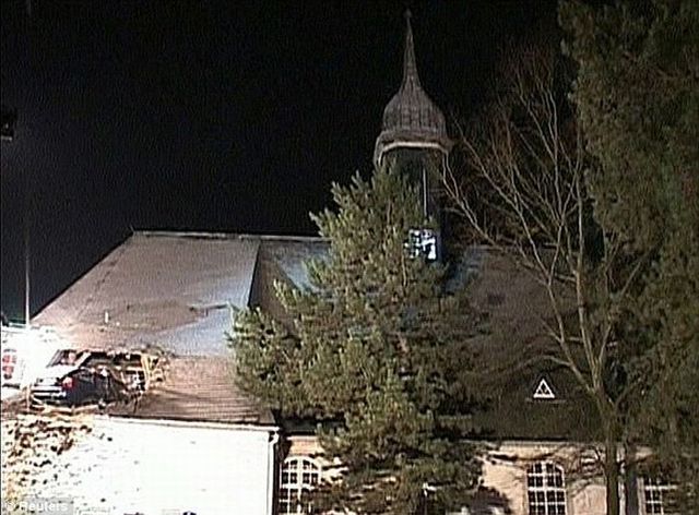 The car stuck on the roof of a church - 01