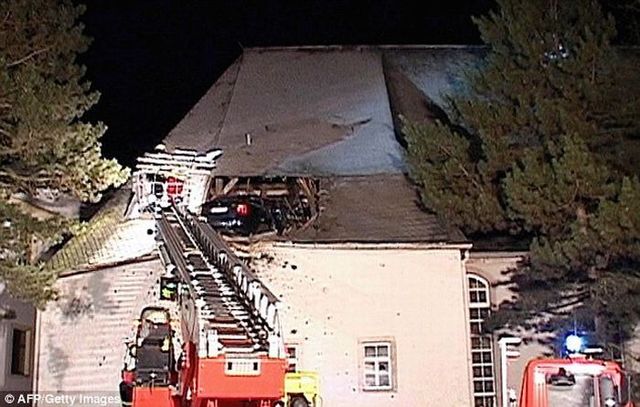 The car stuck on the roof of a church - 05