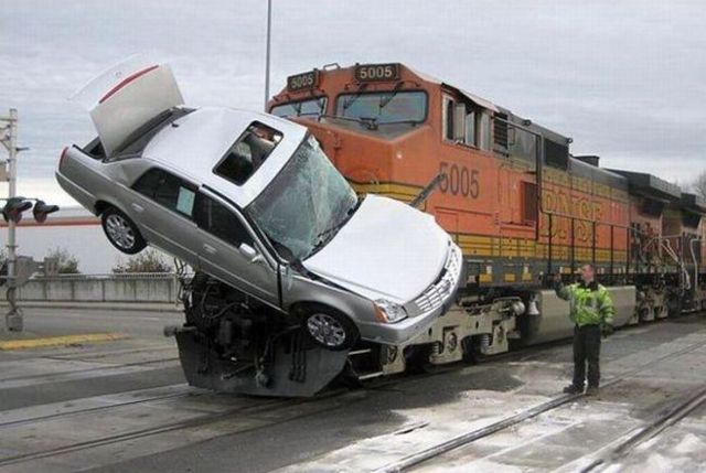 Four the most silly road accidents last year (11 pics)