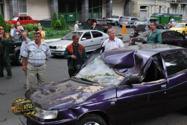 Four the most silly road accidents last year - 03
