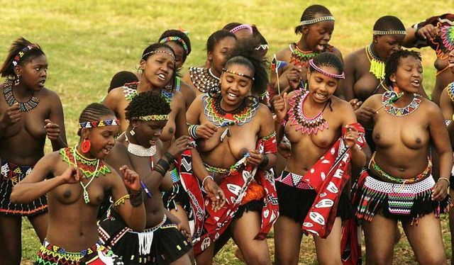 The King is seeking for a wife. 70,000 virgin maidens to dance for Swaziland’s King Mswati III - 07