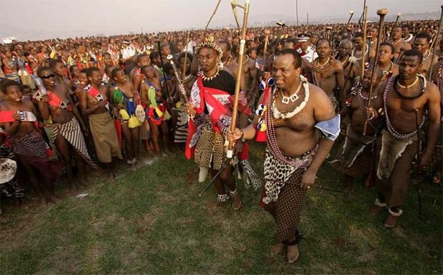 The King is seeking for a wife. 70,000 virgin maidens to dance for Swaziland’s King Mswati III - 08