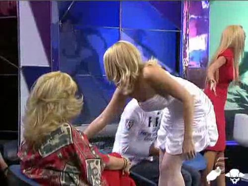 Spanish porno star Maria Lapiedra losing her dress on TV - 20090706
