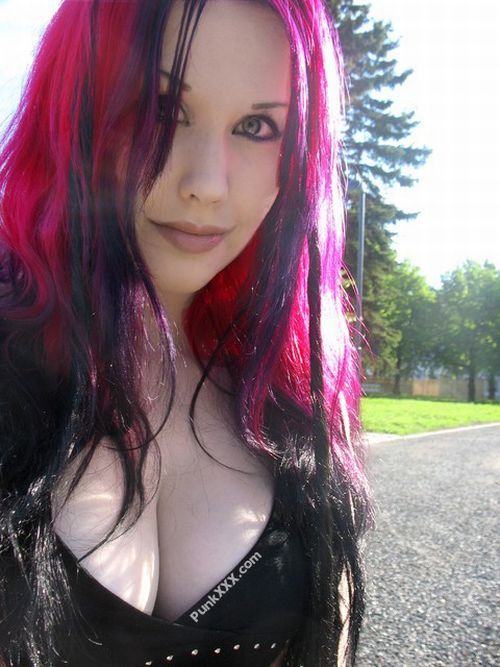 Girls with unusual hair color - 05