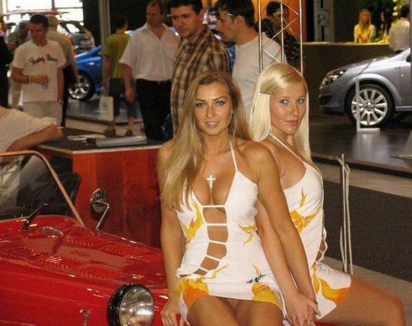 Going to the auto show, the blonde forgot to wear ... not only a bra! - 04