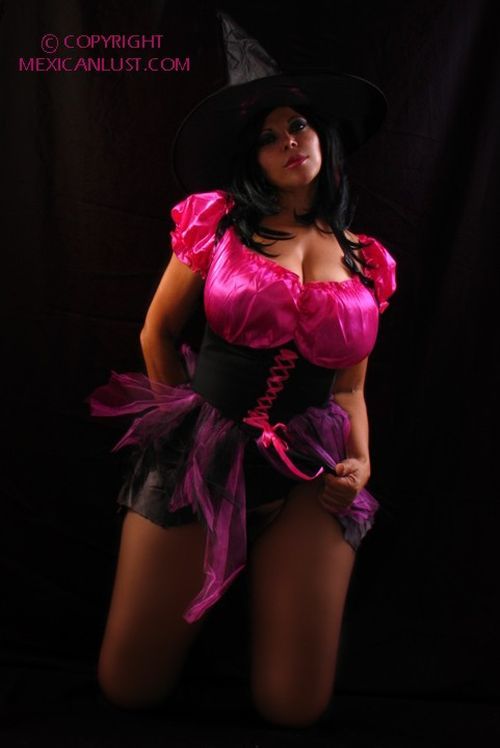 Maritza Mendez in the role of a witch with big forms - 01