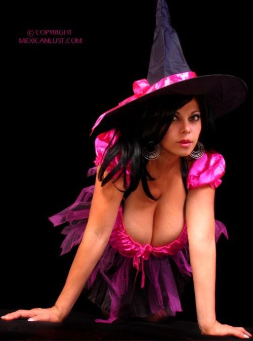 Maritza Mendez in the role of a witch with big forms - 04