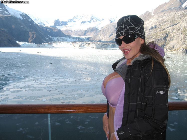 Kelly Madison showed her boobs to the entire Alaska. It seems she is not afraid of cold ... - 04