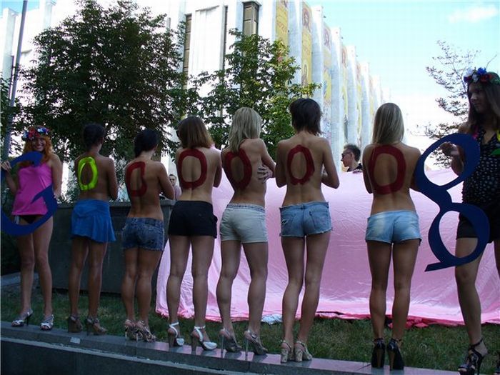 How Ukrainian girls protesting against the proliferation of porno on the internet - 02