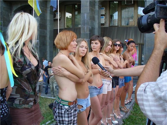 How Ukrainian girls protesting against the proliferation of porno on the internet - 04
