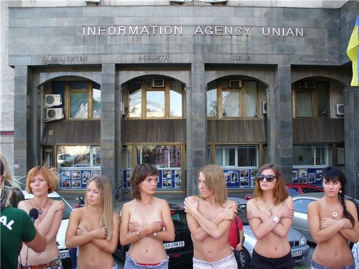 How Ukrainian girls protesting against the proliferation of porno on the internet - 05