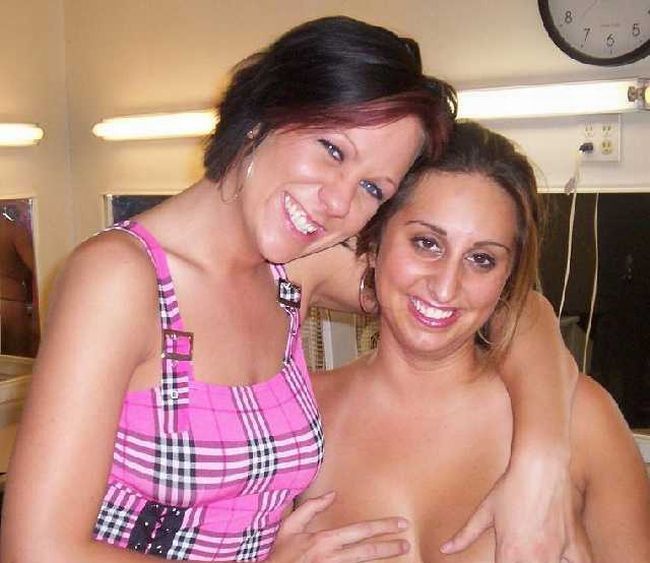 Girls flashing boobs. Photo amateurs - 00