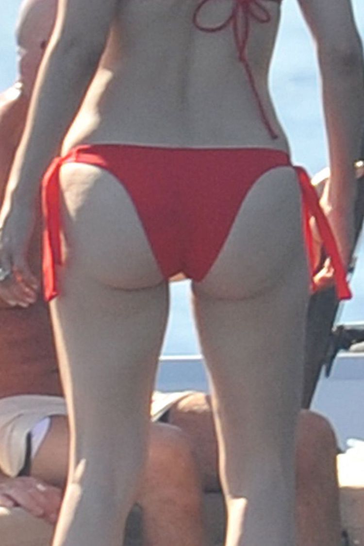 Here is the ass of Jennifer Lopez, which is insured for a million bucks - 03