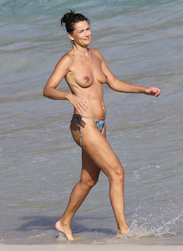 Time has no mercy even over the top models. Paulina Porizkova on the beach - 13