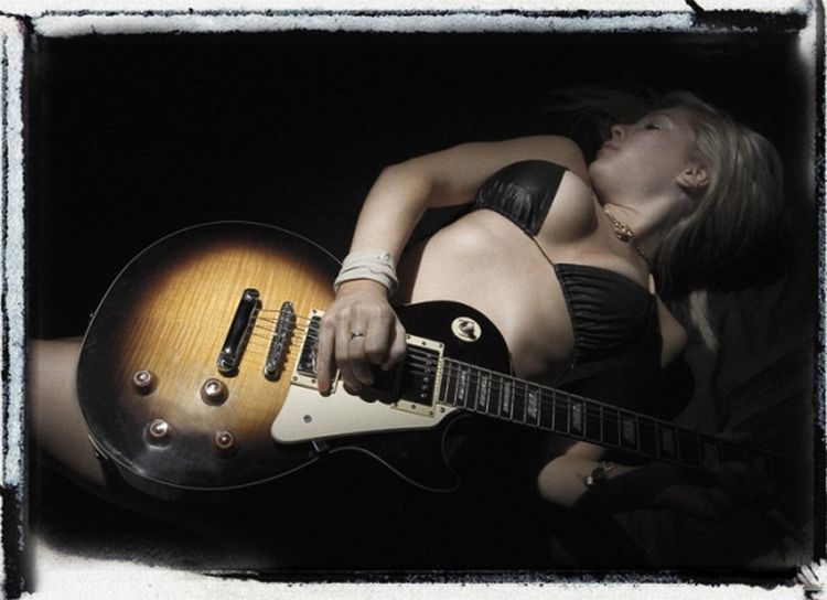 Голая девушка гитаристка 