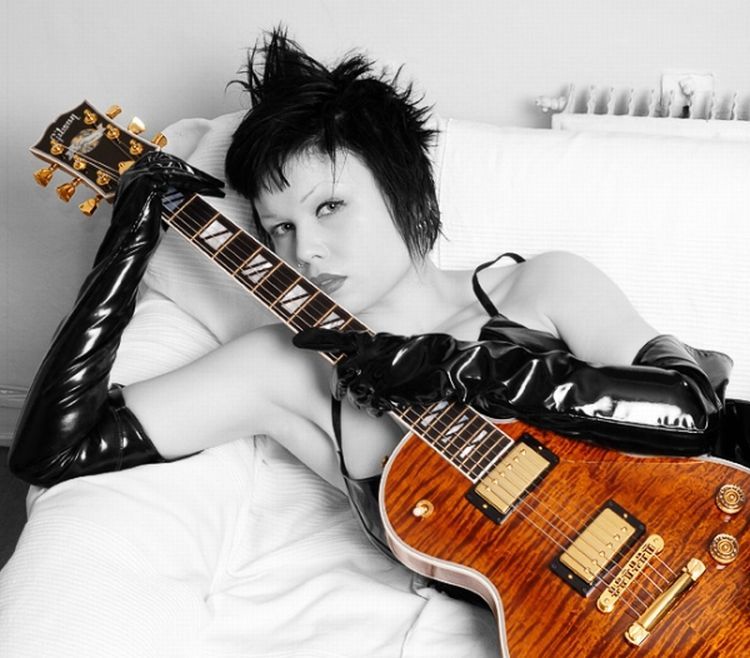 Babes with guitars - 07