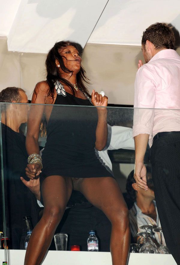 Naomi Campbell in Saint-Tropez. She forgot to put her panties on - 04