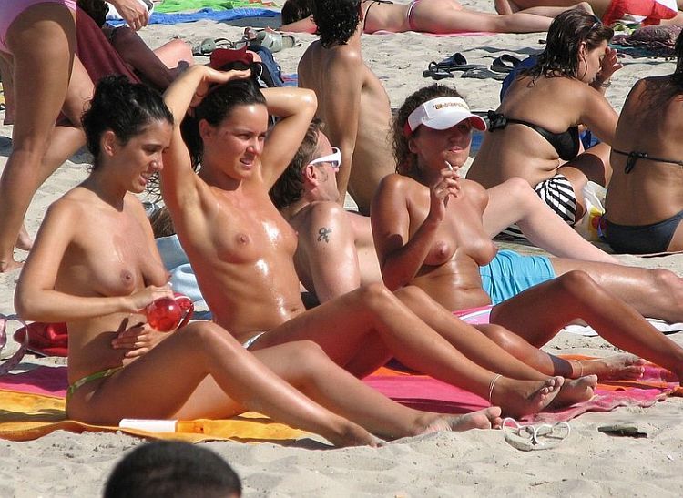 Large selection of topless girls and not only on the beaches - 108