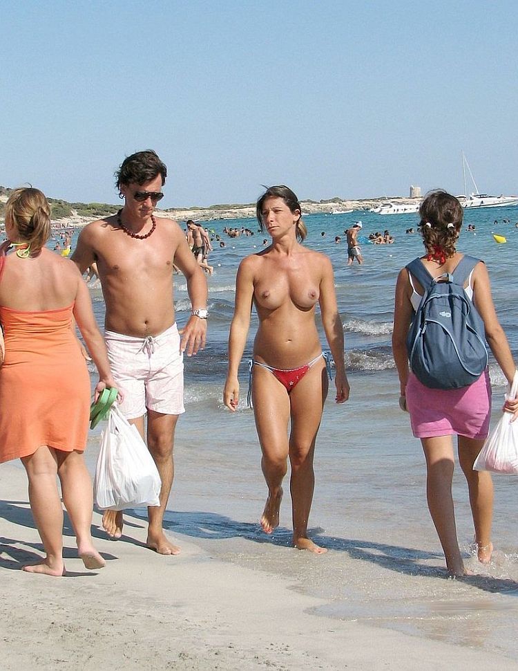 Large selection of topless girls and not only on the beaches - 116