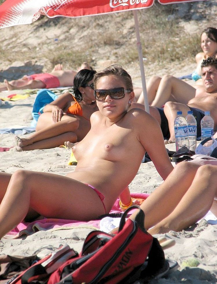 Large selection of topless girls and not only on the beaches - 127