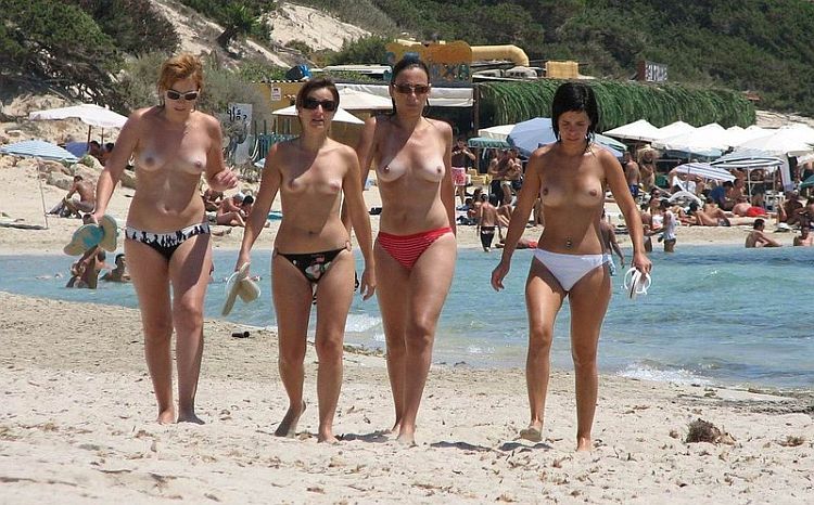 Large selection of topless girls and not only on the beaches - 143