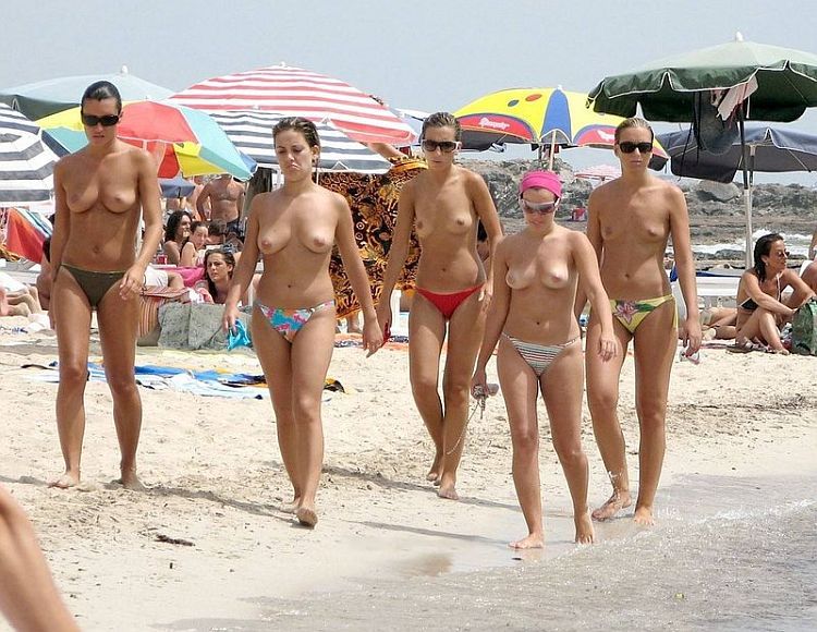 Large selection of topless girls and not only on the beaches - 15