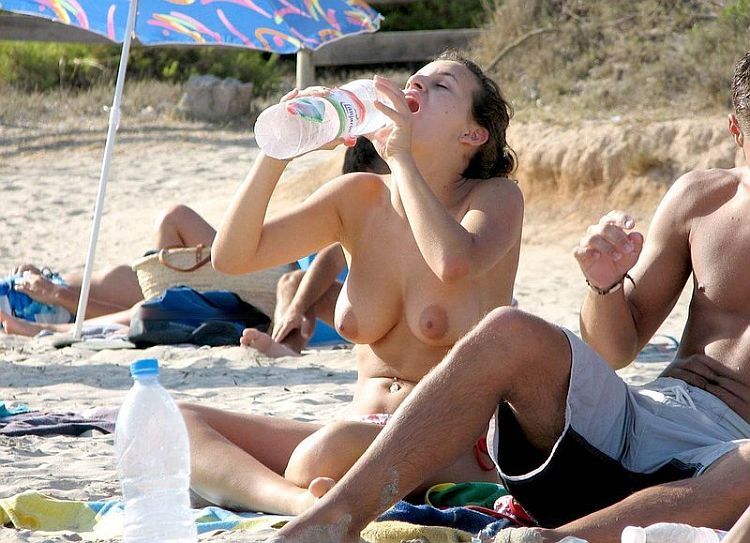 Large selection of topless girls and not only on the beaches - 18