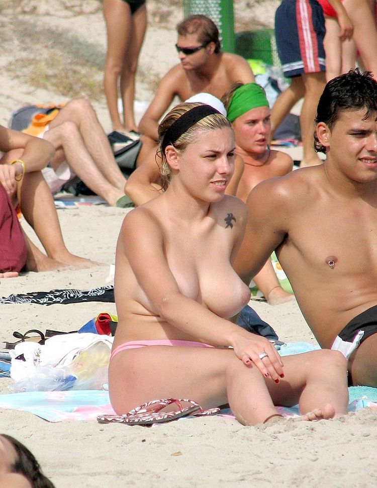 Large selection of topless girls and not only on the beaches - 20