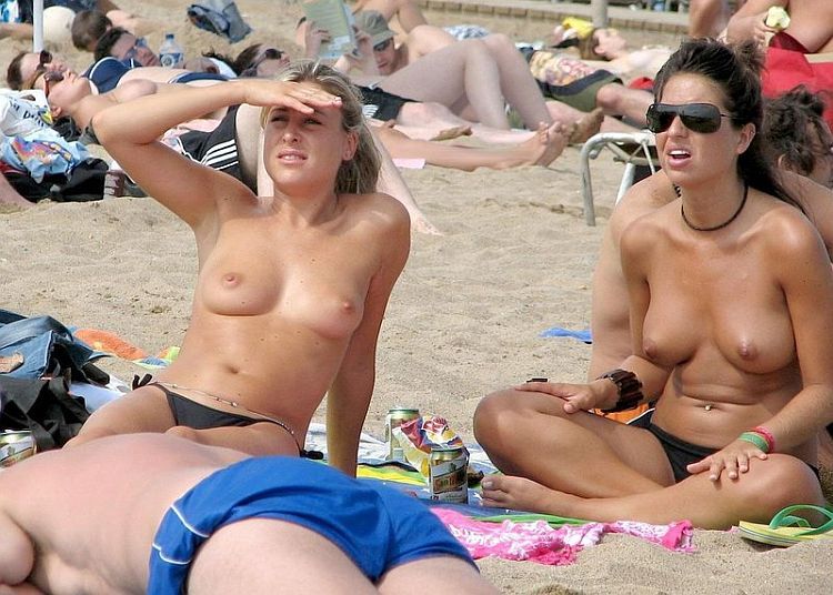 Large selection of topless girls and not only on the beaches - 32