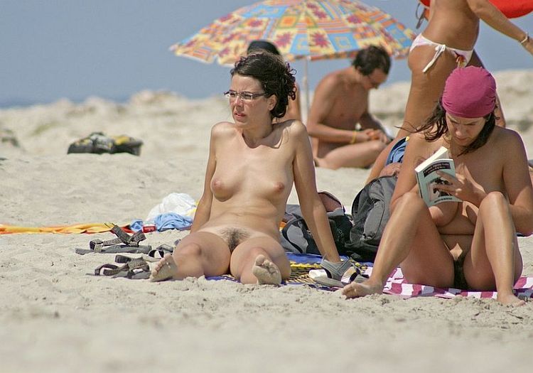 Large selection of topless girls and not only on the beaches - 42