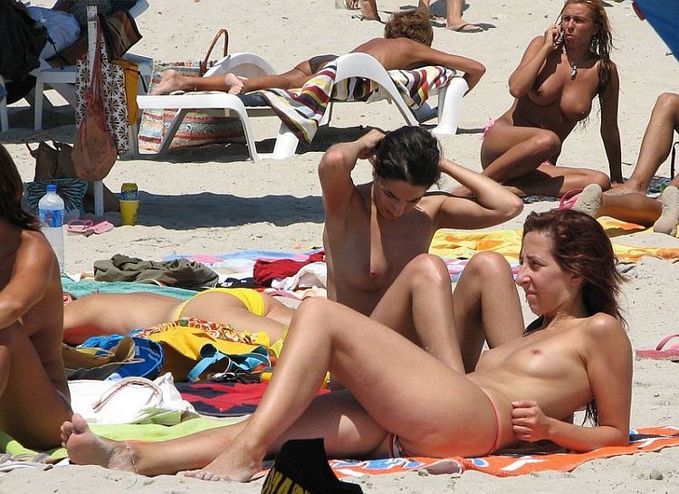 Large selection of topless girls and not only on the beaches - 83