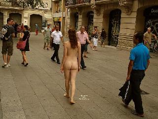 Busy Street Porn - Walking naked on a busy street. Apparently, the girl has no complexes ;)  (10 photos) | Erooups.com