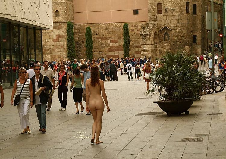 Walking naked on a busy street. Apparently, the girl has no complexes ;) - 08