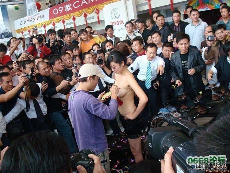 Body art at a Chinese auto show - 00