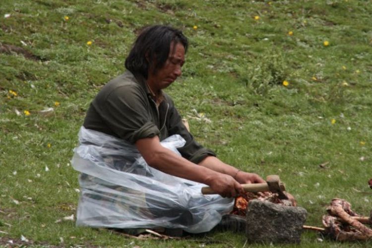 Burials in Tibet. NOT FOR SENSITIVE SOULS! - 41