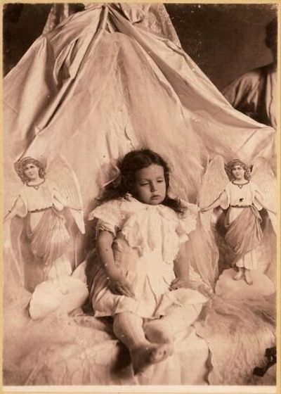 Strange fashion of bygone days – to photograph dead people for the memory. Incredible! - 03
