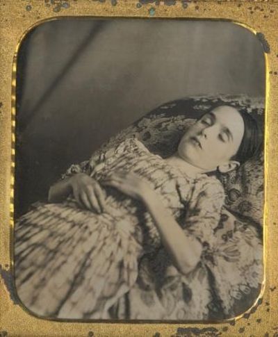 Strange fashion of bygone days – to photograph dead people for the memory. Incredible! - 08