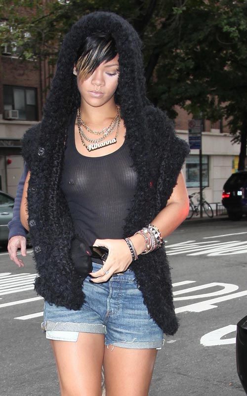 Revealing Rihanna’s outfit. Apparently she got a new piercing ;) - 06
