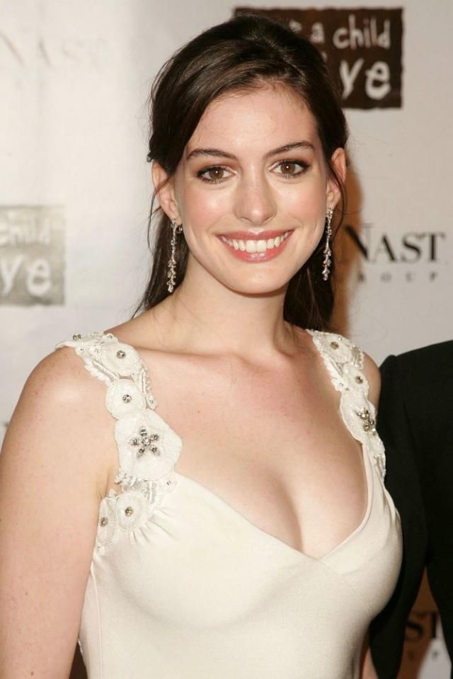 Anne Hathaway and her beautiful cleavage. She knows how to attract attention - 10