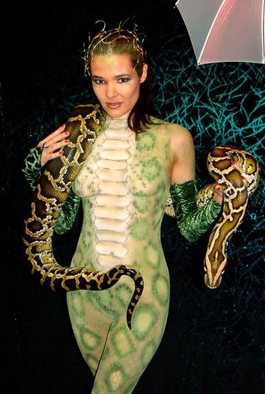 Adrenaline. Sexy babe against dangerous snakes - 27