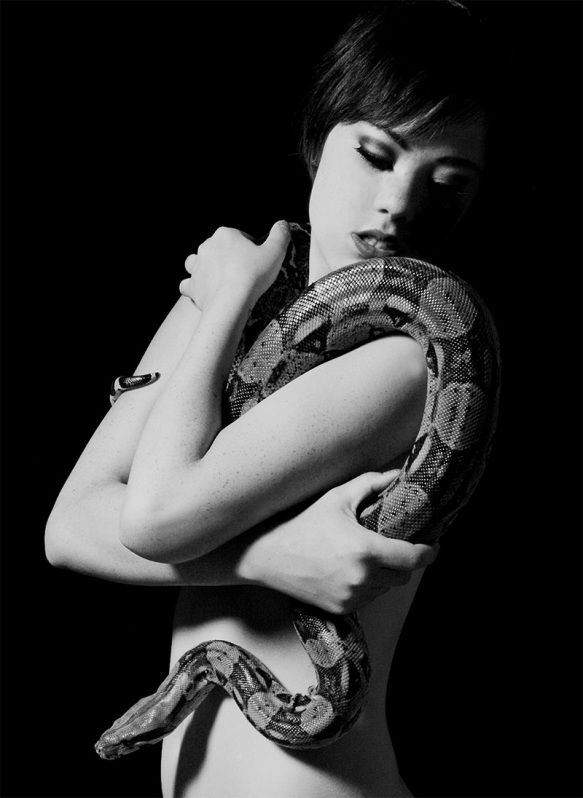 Adrenaline. Sexy babe against dangerous snakes - 38