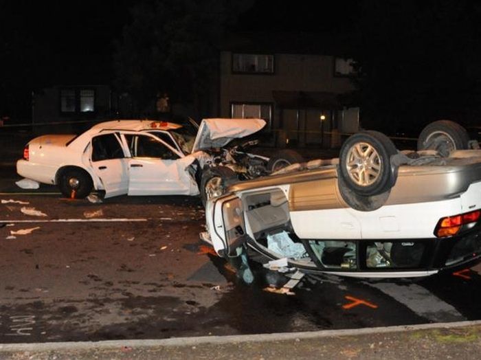 Subaru Outback crashed into the police car. Three cops got into hospital ... - 01