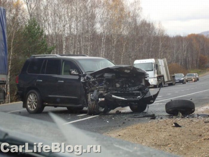 Collision of two Lexus in Russia - 05