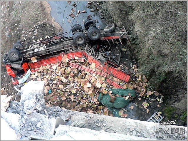 Accident on a bridge in China - 09