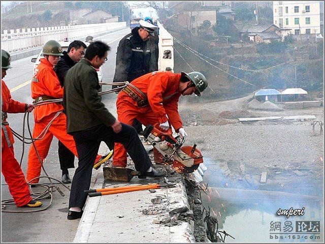 Accident on a bridge in China - 16