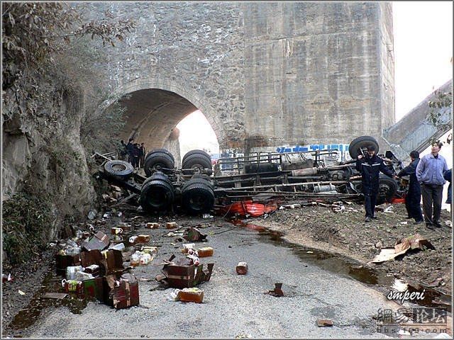 Accident on a bridge in China - 23