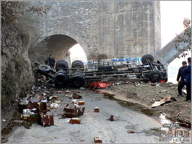 Accident on a bridge in China - 24