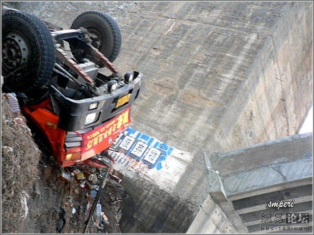 Accident on a bridge in China - 25