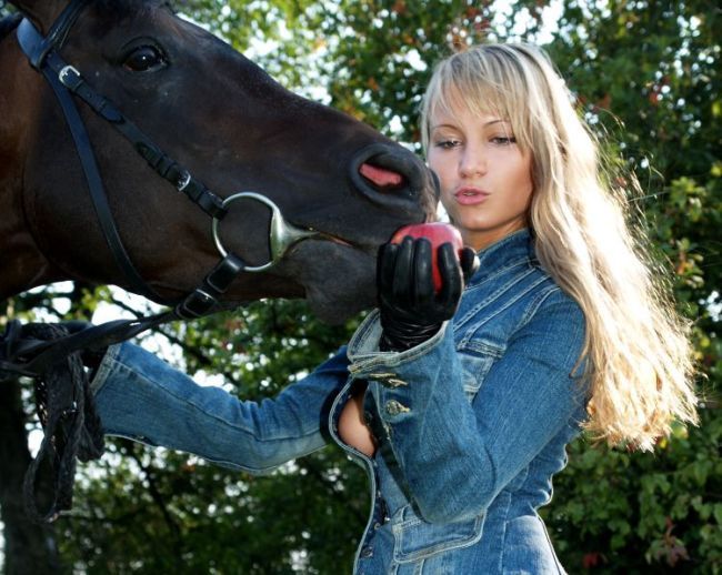 A blonde with a great ass walking with a horse - 00