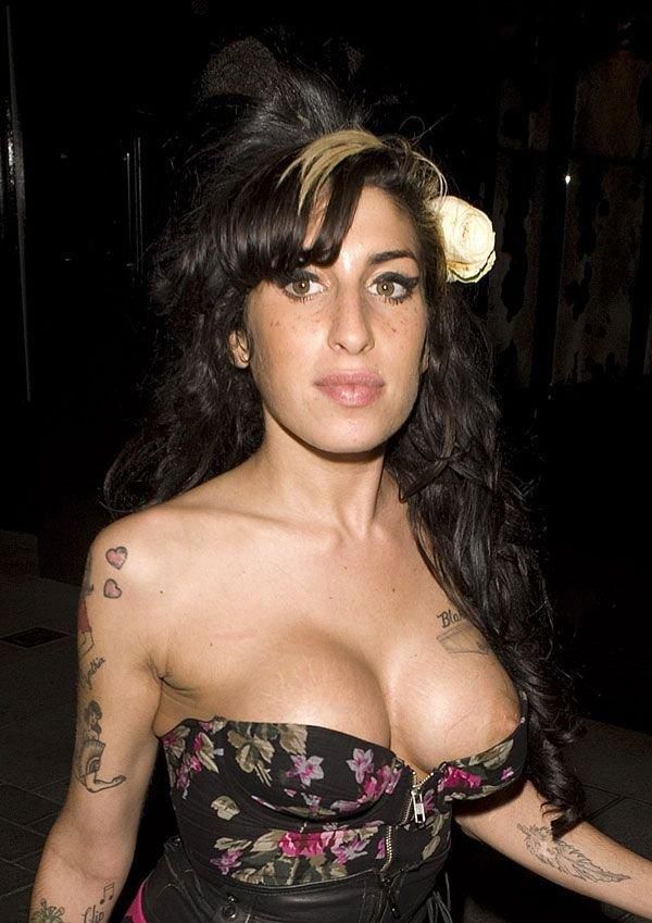 How Amy Winehouse forgot to pull her dress - 09